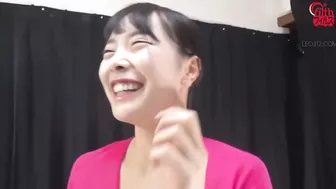 DLFF-457 01 Girls spreading their pussies while standing bend over and releasing a dynamic pee stream backwards