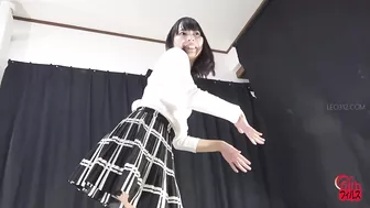 DLFF-457 03 Girls spreading their pussies while standing bend over and releasing a dynamic pee stream backwards