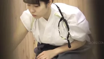 DLSL-430 01 Traditional japanese clothes are difficult to take off! Female urination on the verge of bladder explosion!