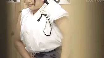 DLSL-430 02 Traditional japanese clothes are difficult to take off! Female urination on the verge of bladder explosion!