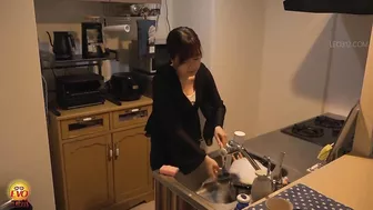 DLEE-499 02 Women undressing in a hurry and peeing naked in the shower. VOL. 2