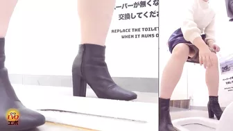 DLEE-561 02 Japanese style toilet voyeur: female urine laser beams striking inside the toilet tank after a little leak in the panties! VOL. 5