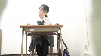 DLEE-636 04 Behind the scenes of the girls’ school gymnasium. Bucket peeing in standing position!