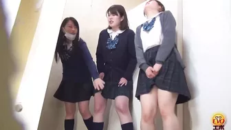 DLEE-706 02 Pee emergency by schoolgirls in line in front of the toilet
