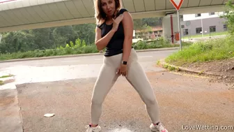 Mia Brown - Pissing scene