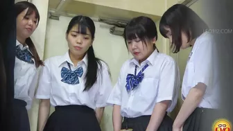 DLEE-743 03 Hidden camera caught group of female student peeing in a single bottle