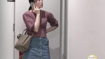 DLSL-590 01 Girls with a strong urge to urinate and toilet door that doesn’t close. What will they do?