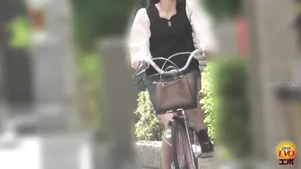 DLEE-746 03 Public toilet hidden camera: women jumping inside the toilet and popping the cork of urine champagne