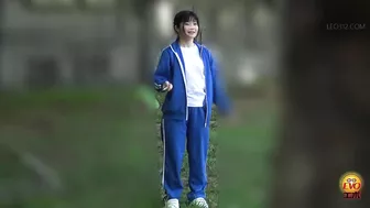 DLEE-747 01 Schoolgirls wetting themselves in front of the occupied toilet.