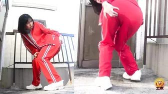 DLEE-747 02 Schoolgirls wetting themselves in front of the occupied toilet.