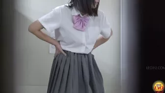 DLEE-747 03 Schoolgirls wetting themselves in front of the occupied toilet.