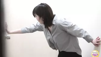 DLSL-603 01 Urinating emergency! Again! OL’s holding pee to the limit then wetting or pissing on the company’s veranda. VOL 7