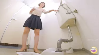 DLSL-603 02 Urinating emergency! Again! OL’s holding pee to the limit then wetting or pissing on the company’s veranda. VOL 7