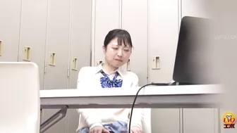 DLEE-752 04 Pee desperation during part-time job interview. Shameful wetting