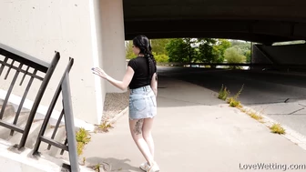 Sydney Love - Pissing scene