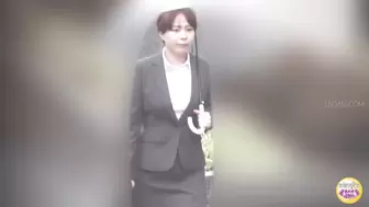 DLSL-618 04 Company’s toilet urination on the verge of leaking.