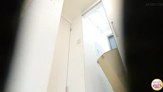 DLSL-618 05 Company’s toilet urination on the verge of leaking.