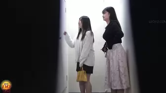 DLEE-771 02 Girls barely holding their pee while waiting by the toilet door. VOL. 5