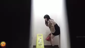 DLEE-771 04 Girls barely holding their pee while waiting by the toilet door. VOL. 5