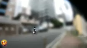 DLEE-775 01 Public toilet hidden camera: women jumping inside the toilet and popping the cork of urine champagne. VOL. 2