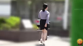 DLEE-775 02 Public toilet hidden camera: women jumping inside the toilet and popping the cork of urine champagne. VOL. 2