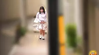 DLEE-775 04 Public toilet hidden camera: women jumping inside the toilet and popping the cork of urine champagne. VOL. 2