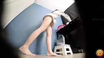 DLEE-754 04 Hidden camera: women doing urine test in hospital toilet.