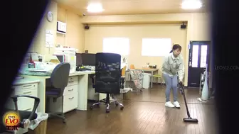 DLEE-785 04 Hidden camera: working woman’s embarrassing wetting. An embarrassing continent of pee staining her clothes.