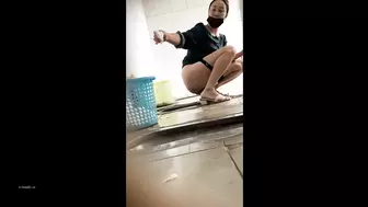 [Handheld toilet shooting] Women clapping their hands to secretly film the dry toilet - no door, no partition, full of presence 29V [a room of the original version], Voyeur Collection, PissRIP