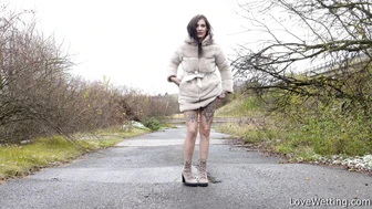 Alexa Throat - Pissing scene