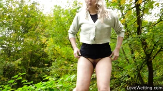 Nikki - Pissing scene