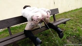 Alexa Throat - Pissing scene