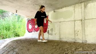 Naomi Bennet - Pissing scene