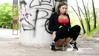 Julia Smile - Pissing scene