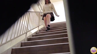DLSL-646 01 Bladder-full female college student sneaks out of lecture to urinate