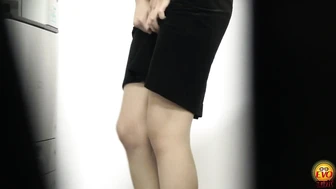 DLEE-813 03 Hidden camera in the office: OL trying to hold her pee slips into the toilet 5