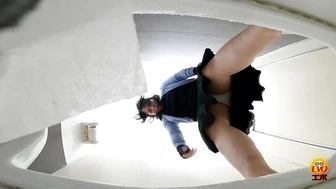 DLEE-813 04 Hidden camera in the office: OL trying to hold her pee slips into the toilet 5