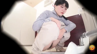 DLEE-813 04 Hidden camera in the office: OL trying to hold her pee slips into the toilet 5