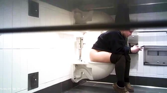 Hot Girls In Student Toilet 3