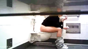 Hot Girls In Student Toilet 4