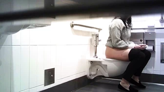 Hot Girls In Student Toilet 10