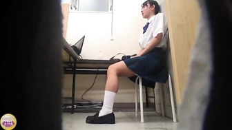 DLSL-322 01 Part-time job interview: A female student couldn't hold it in and peed herself