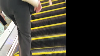 F0031 - Following Desperate Girls Searching for Toilet