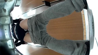 Back shot of the invincible angle of the pussy falling from the sky