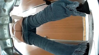 Back shot of the invincible angle of the pussy falling from the sky