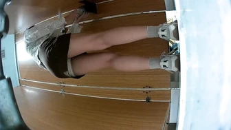 Back shot of the invincible angle of the pussy falling from the sky