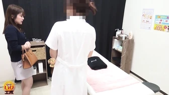 EE-652 01 Hair removal salon voyeur: shameful naked pissing during procedure