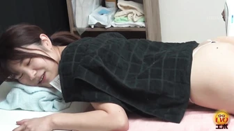 EE-652 04 Hair removal salon voyeur: shameful naked pissing during procedure