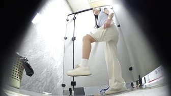 Shot My Sister Wiped Her Pee with Her Hand but Didn't Bring Paper (2)