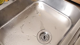 OJHI-712 03 It's the limit! Emergency urination in the sink